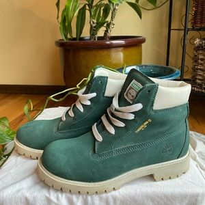 Green Timberlands, women’s/kids.